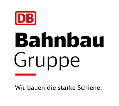 Logo der DB Bahnbau Gruppe mit dem Slogan „Wir bauen die starke Schiene“