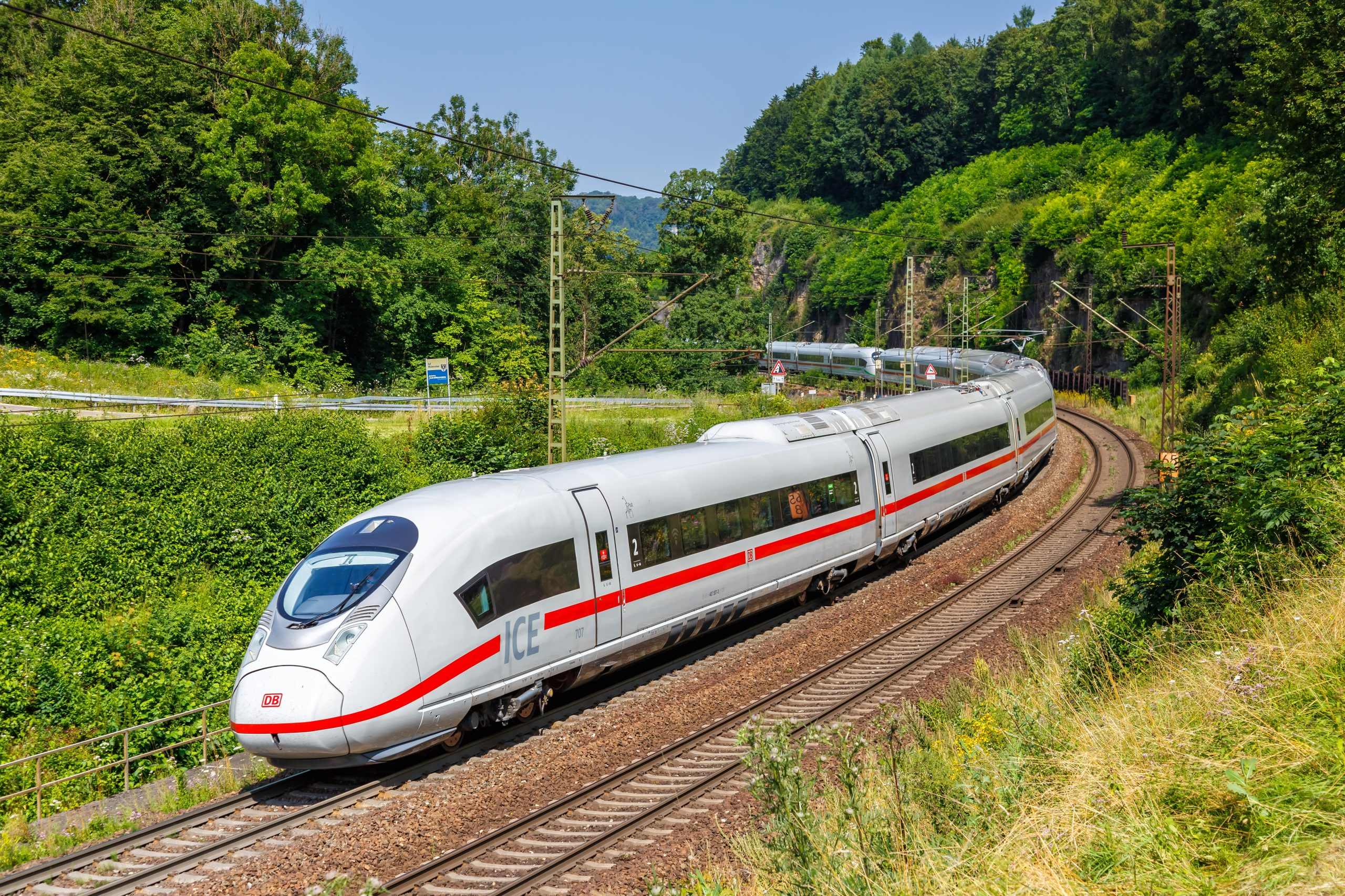 Moderner ICE-Zug auf deutscher Strecke – Symbol für Innovation und zukunftsfähige Infrastruktur von GERMACORE