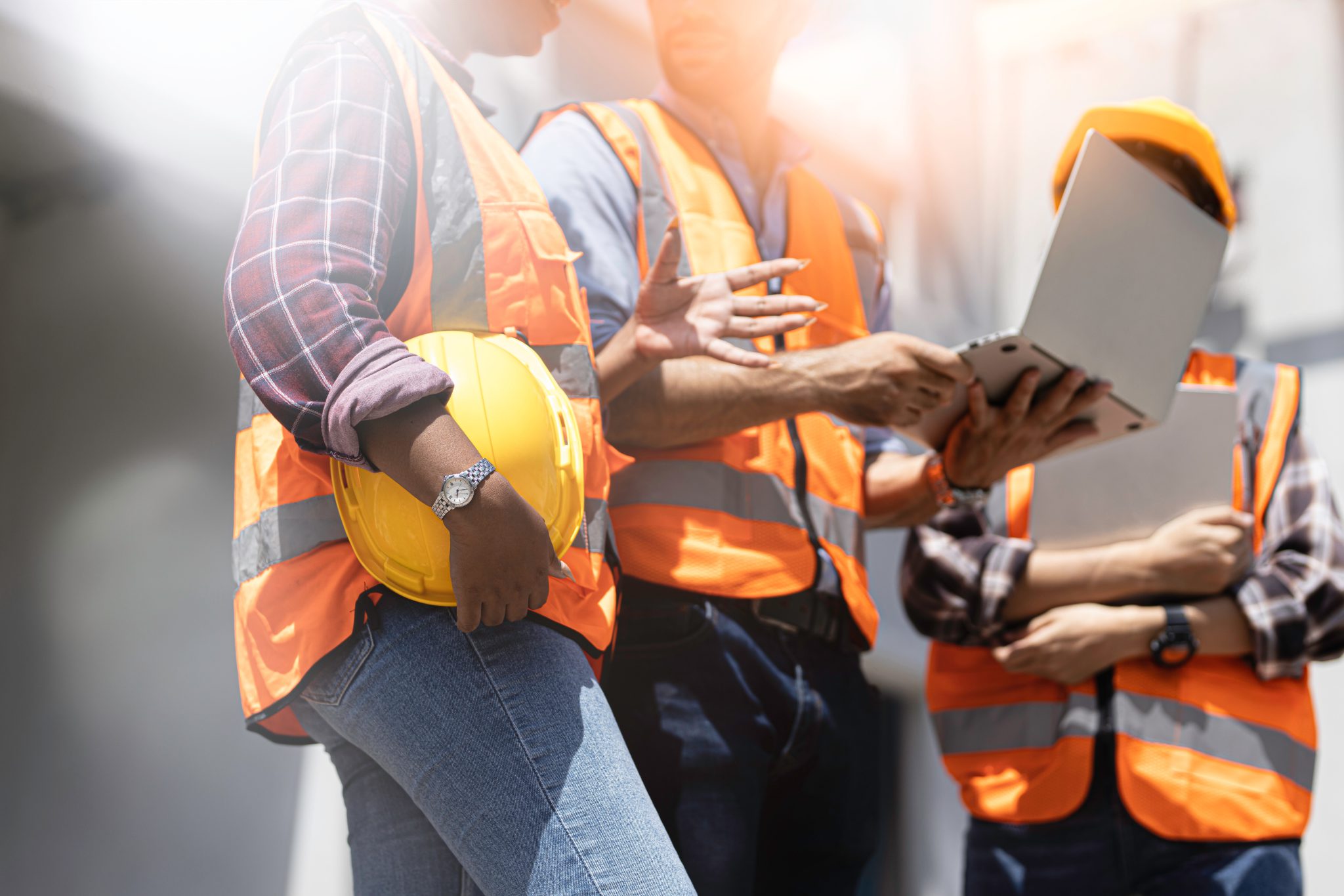 Techniker bei der Planung eines Infrastrukturprojekts am Tablet