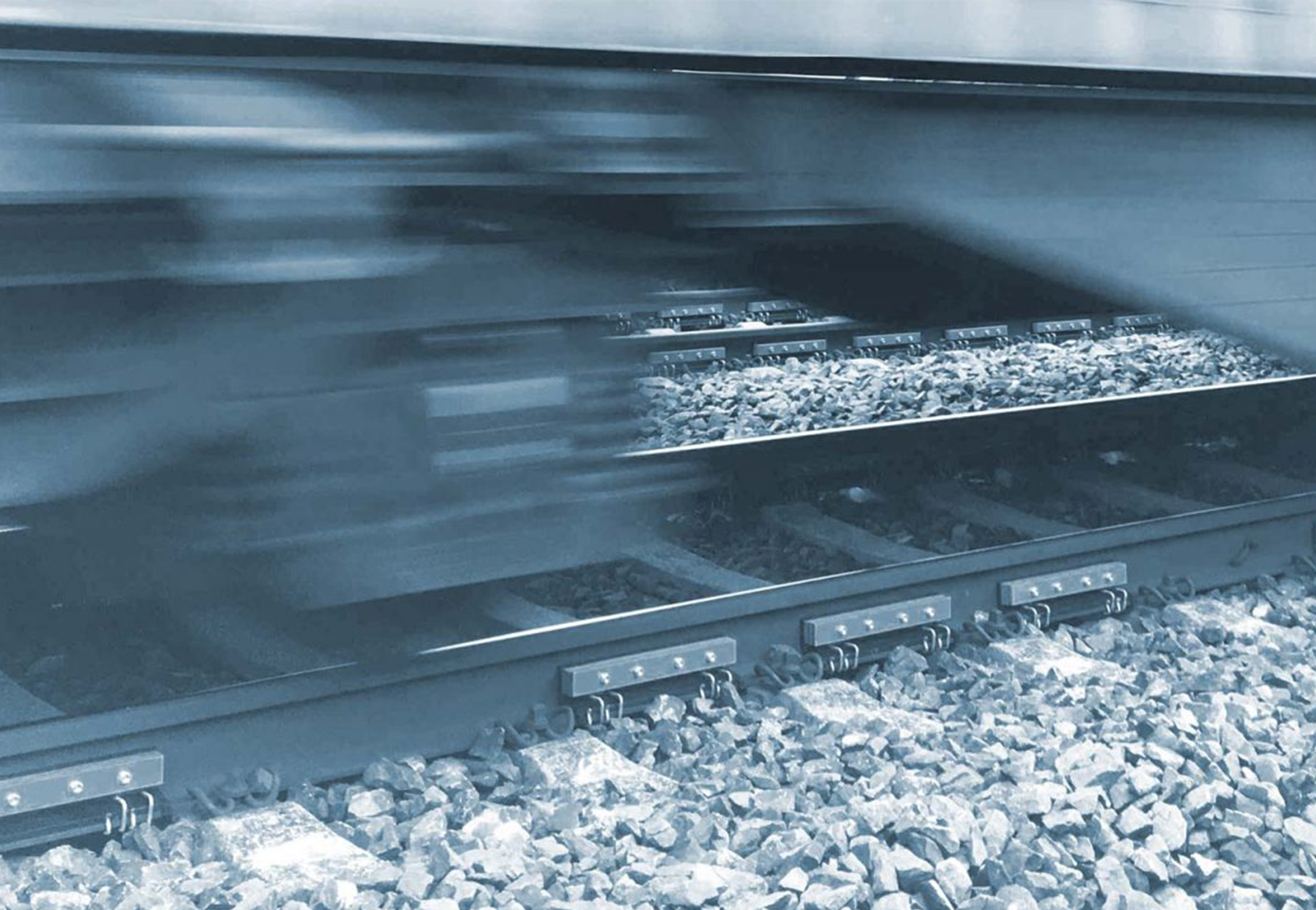 Montage von Schienenstegdämpfern entlang der Bahngleise