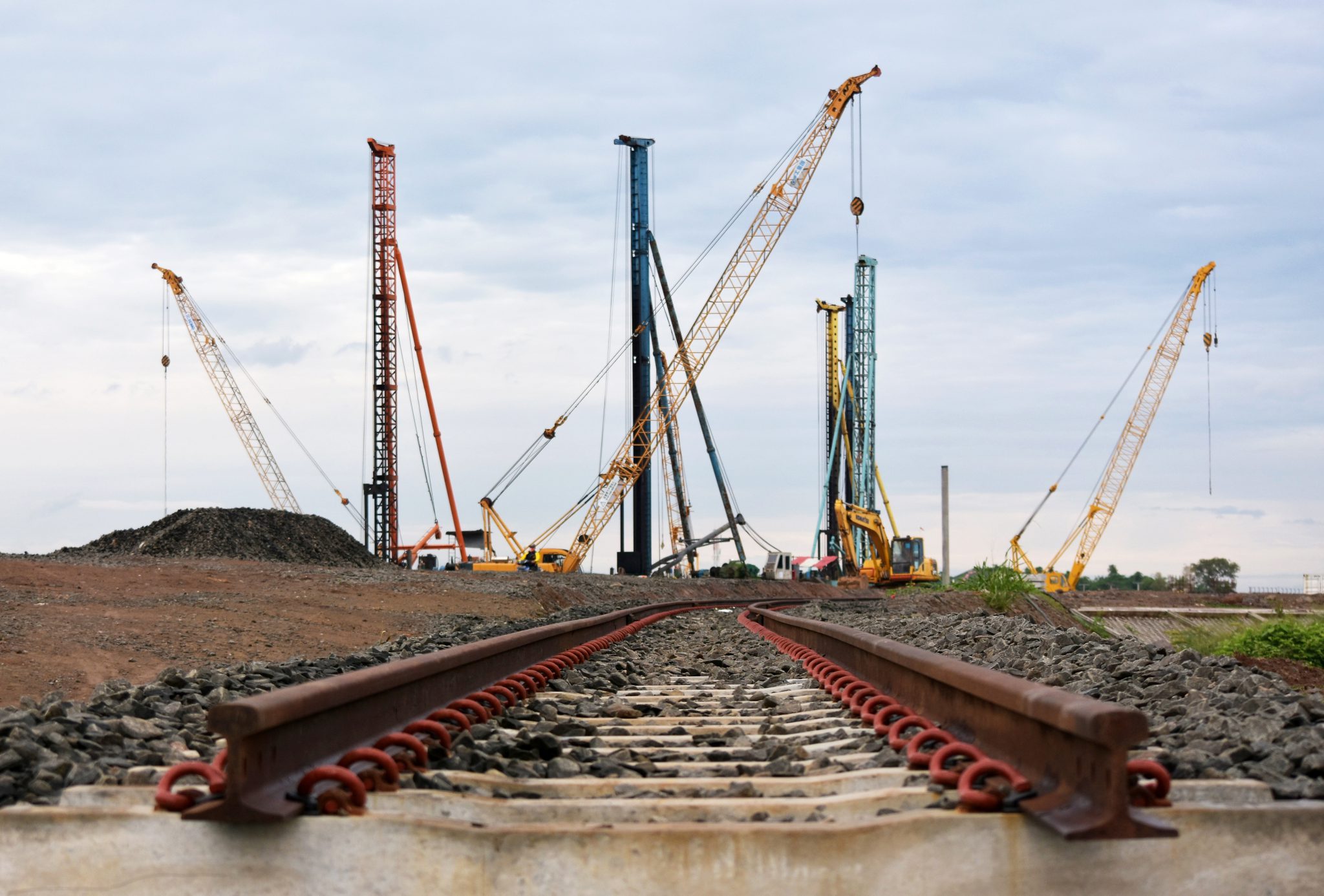 Austausch von Schienen auf einer Baustelle mit Spezialgerät